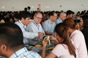 The Delegation joined lunch with workers in canteen.